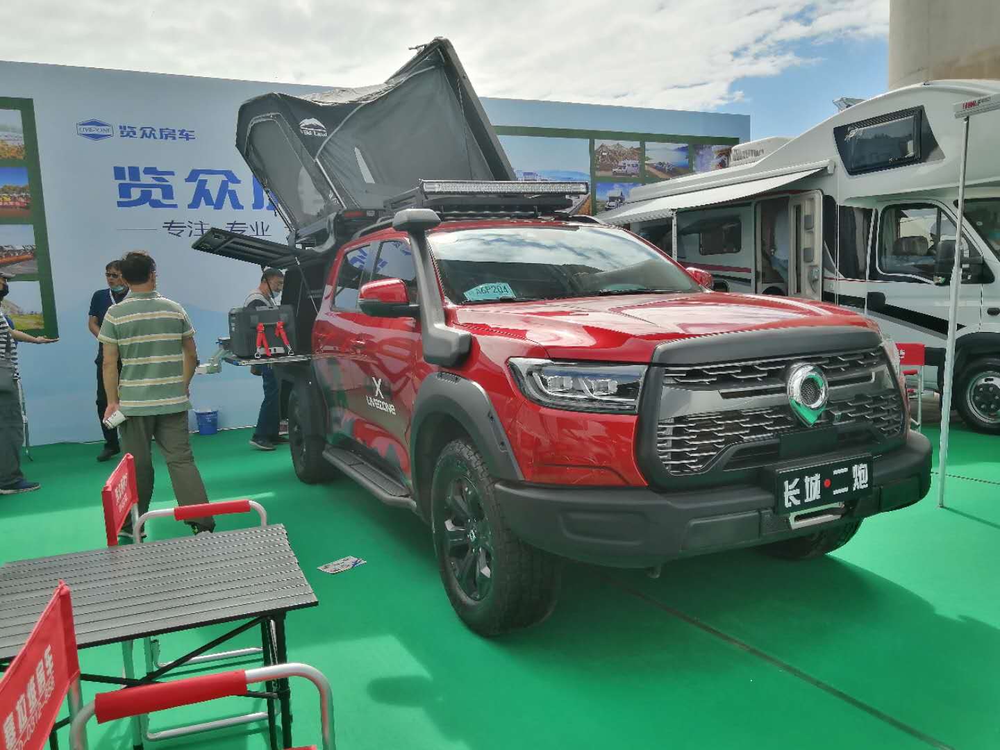 這個展會真的太熱鬧了，這么多人定房車